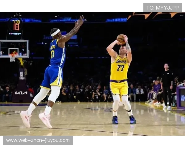 东契奇连续指挥跑位