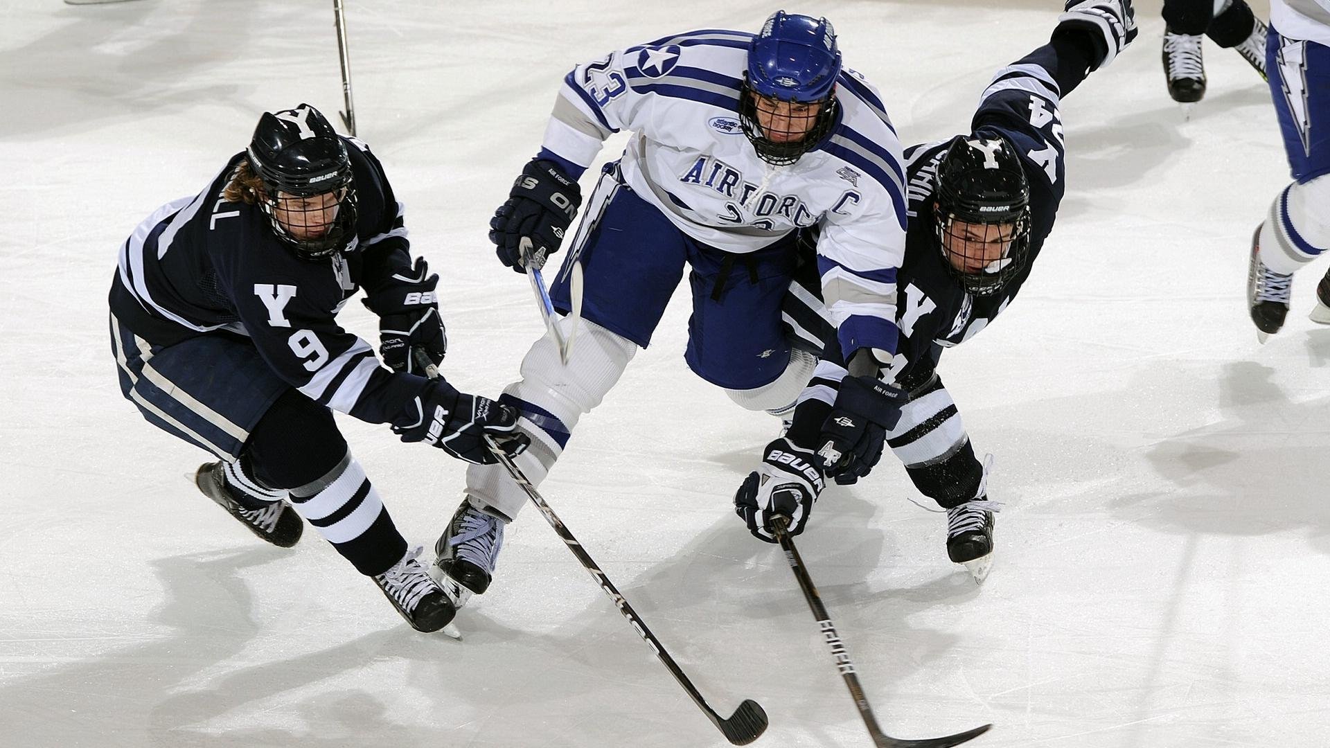 九游游戏-球队是否根据对手中场布防方式决定边锋持球模式，根据防守区域的大小,半场人盯人可分为